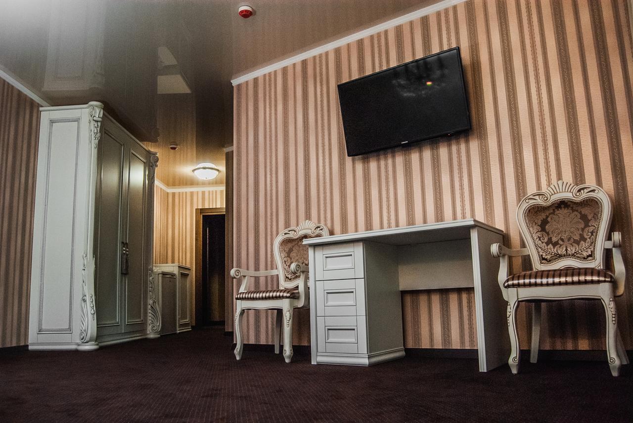 Aristokrat Hotel Vinnytsia Bagian luar foto